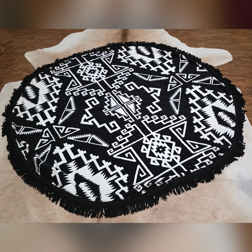 Black and White Geometric Round Towel/throw - Like New!!